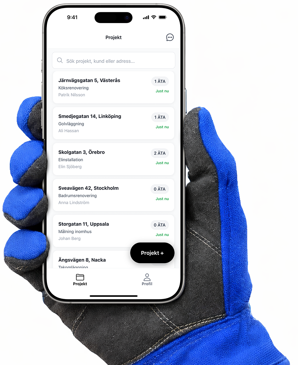 Hantverkare håller telefon med Ätakollen-appen